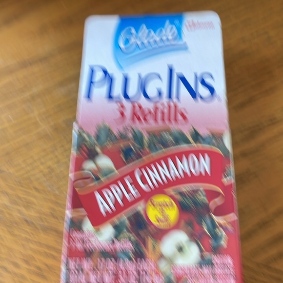 7 Plug Ins 3 Refill Packs- 5 Sugarplum Dream, 1 Pine, 1 Apple Cinnamon - Picture 4 of 15